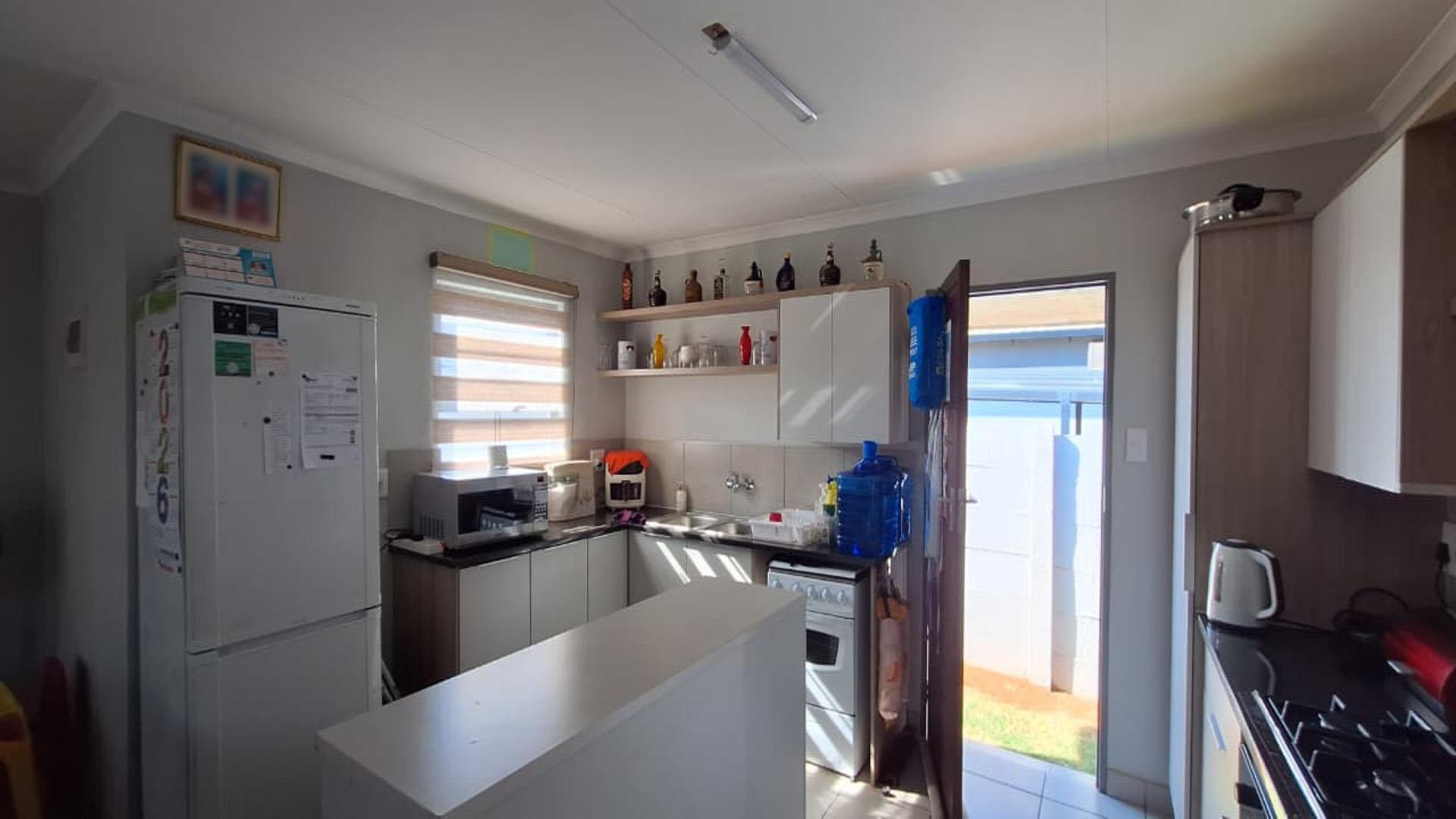 Kitchen - 13 square meters of property in Sky City