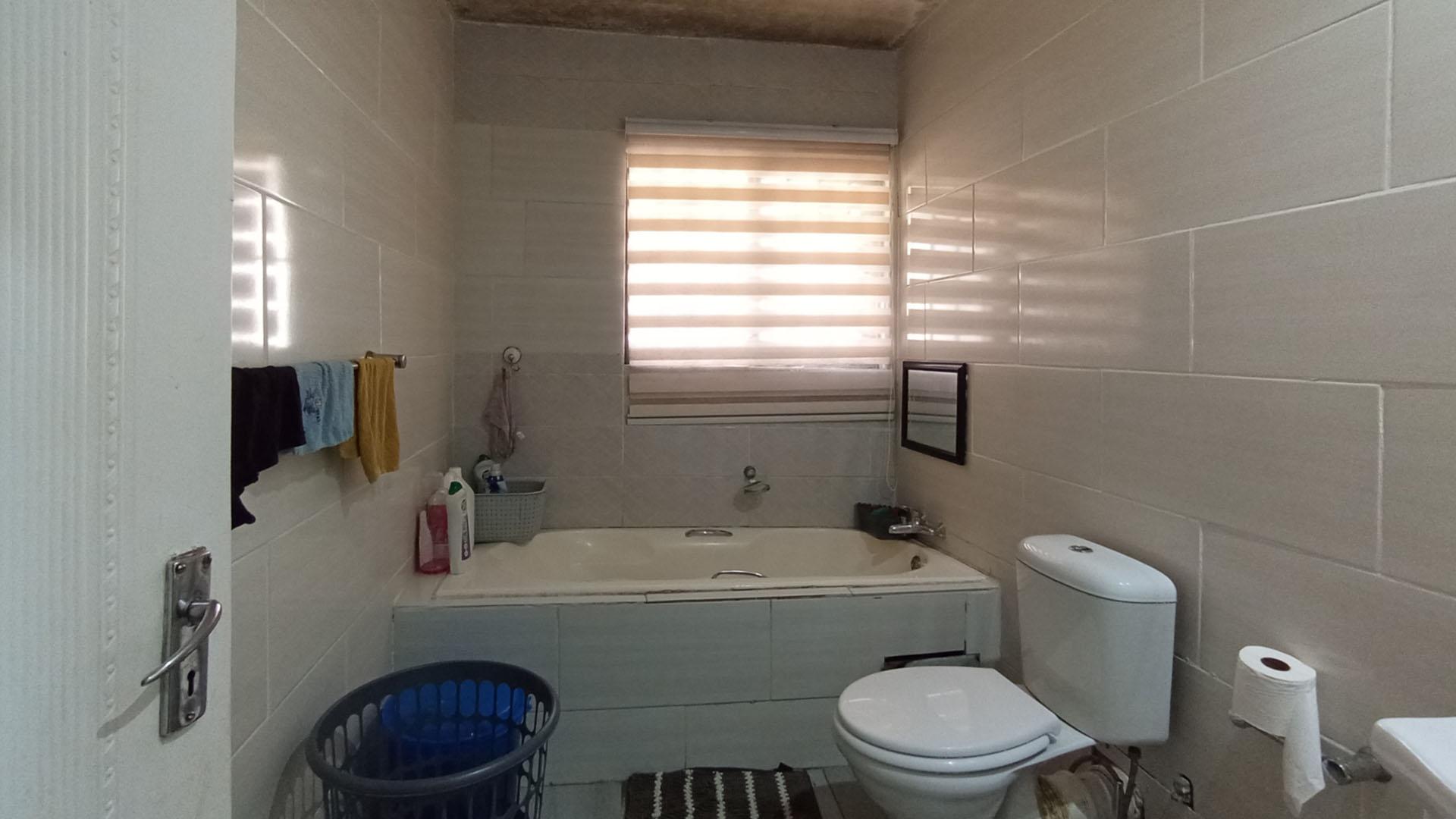 Main Bathroom - 6 square meters of property in Halfway Gardens