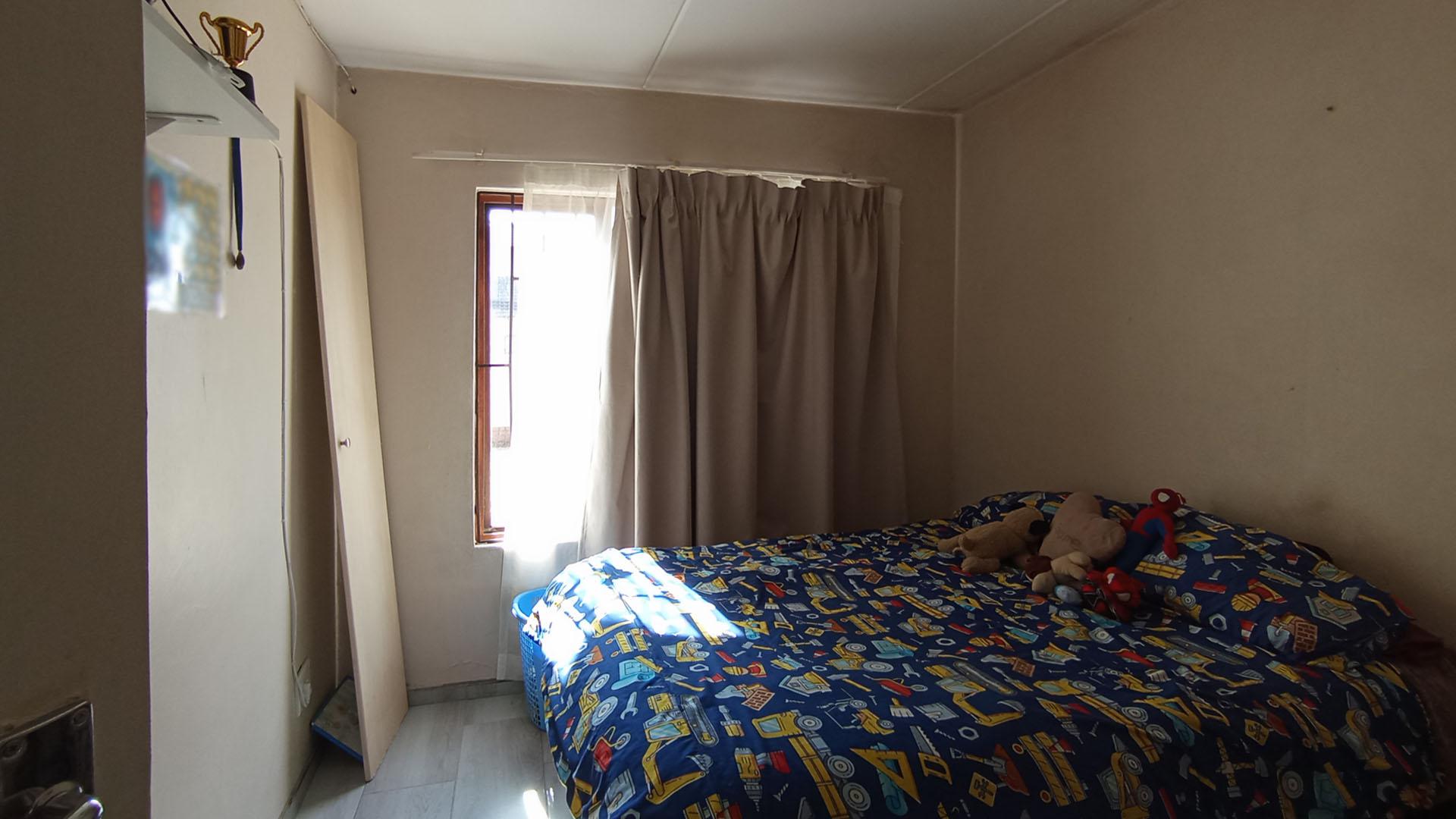 Bed Room 1 - 11 square meters of property in Halfway Gardens