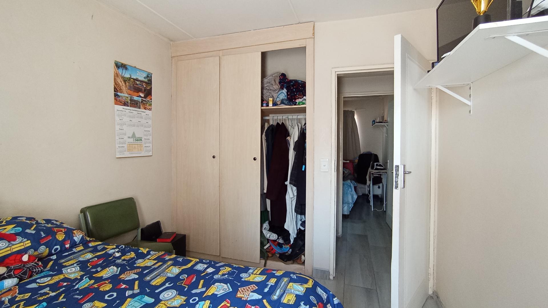 Bed Room 1 - 11 square meters of property in Halfway Gardens