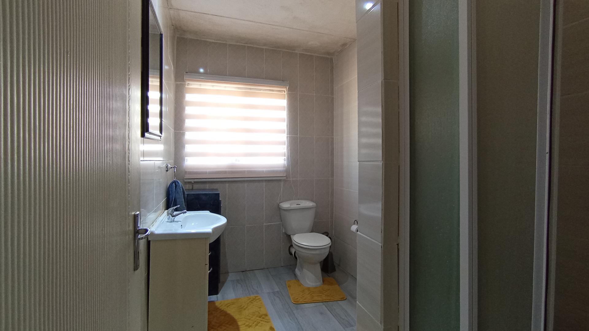 Bathroom 1 - 7 square meters of property in Halfway Gardens