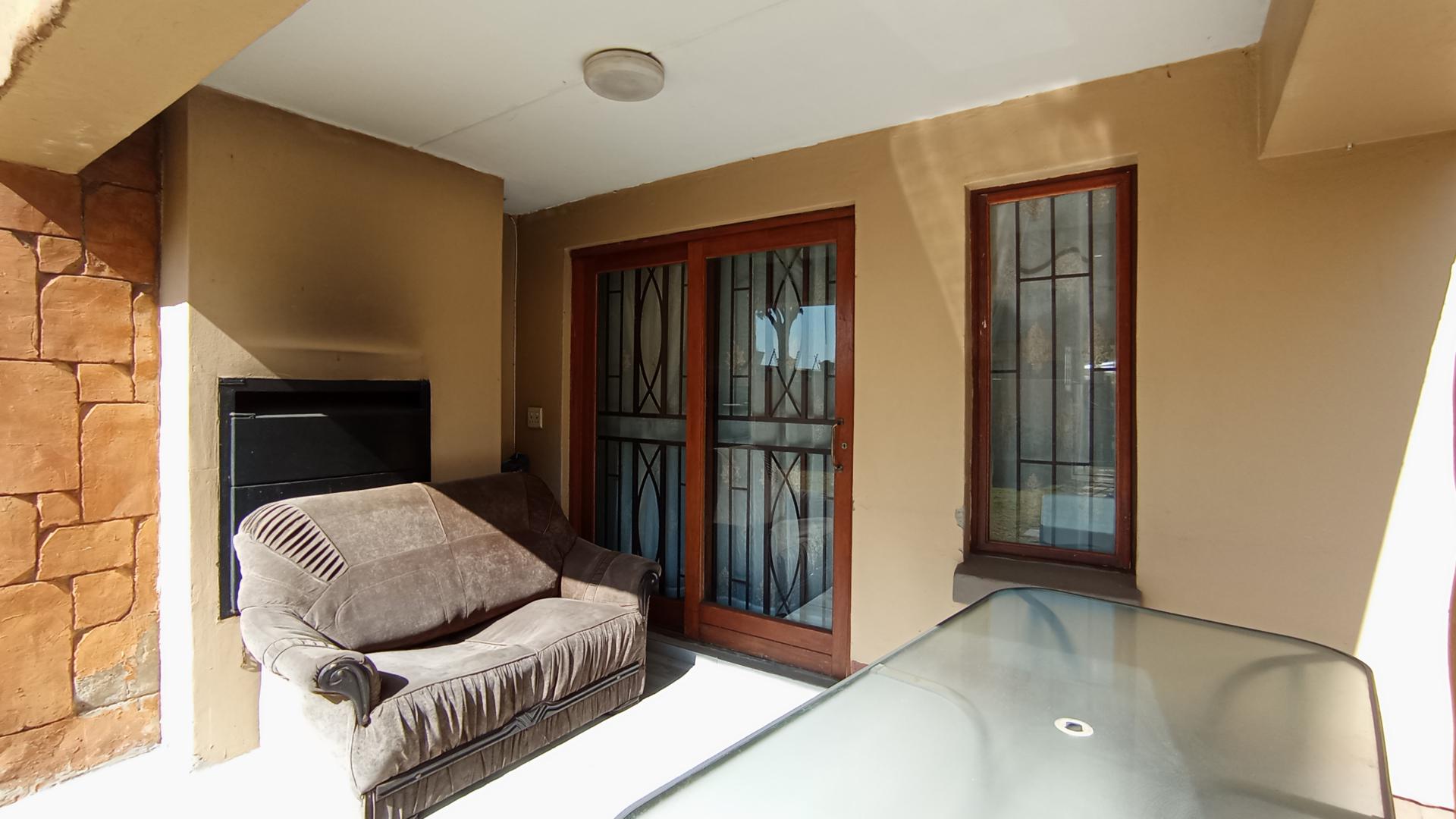 Patio - 9 square meters of property in Halfway Gardens