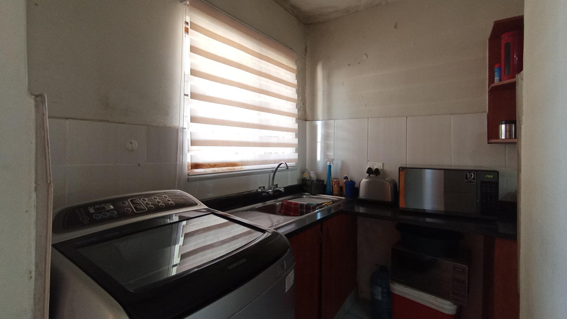 Kitchen - 13 square meters of property in Halfway Gardens