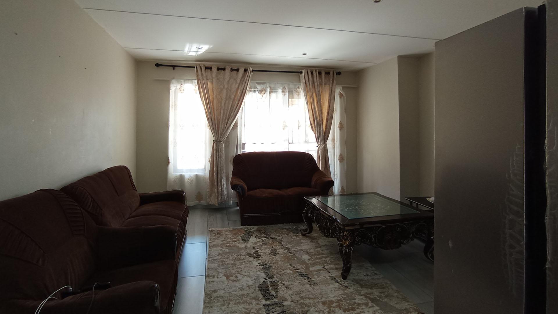 Lounges - 23 square meters of property in Halfway Gardens