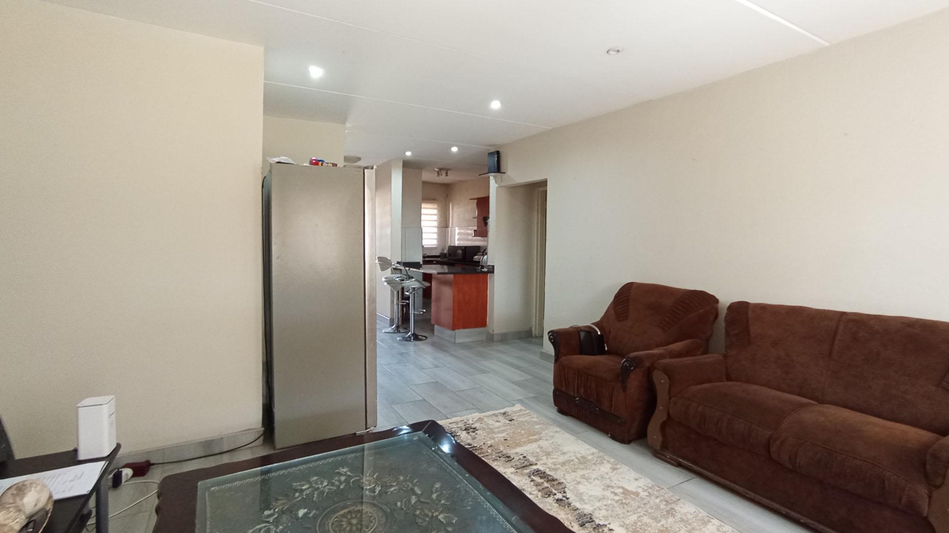 Lounges - 23 square meters of property in Halfway Gardens