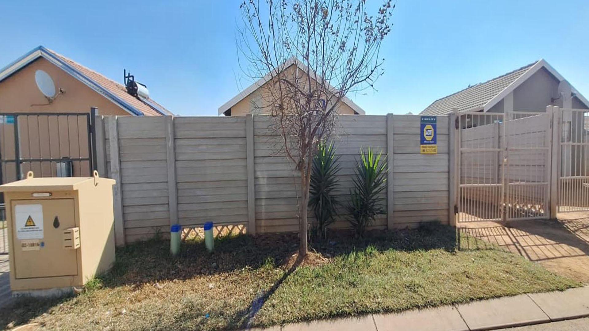 Front View of property in Palm Ridge