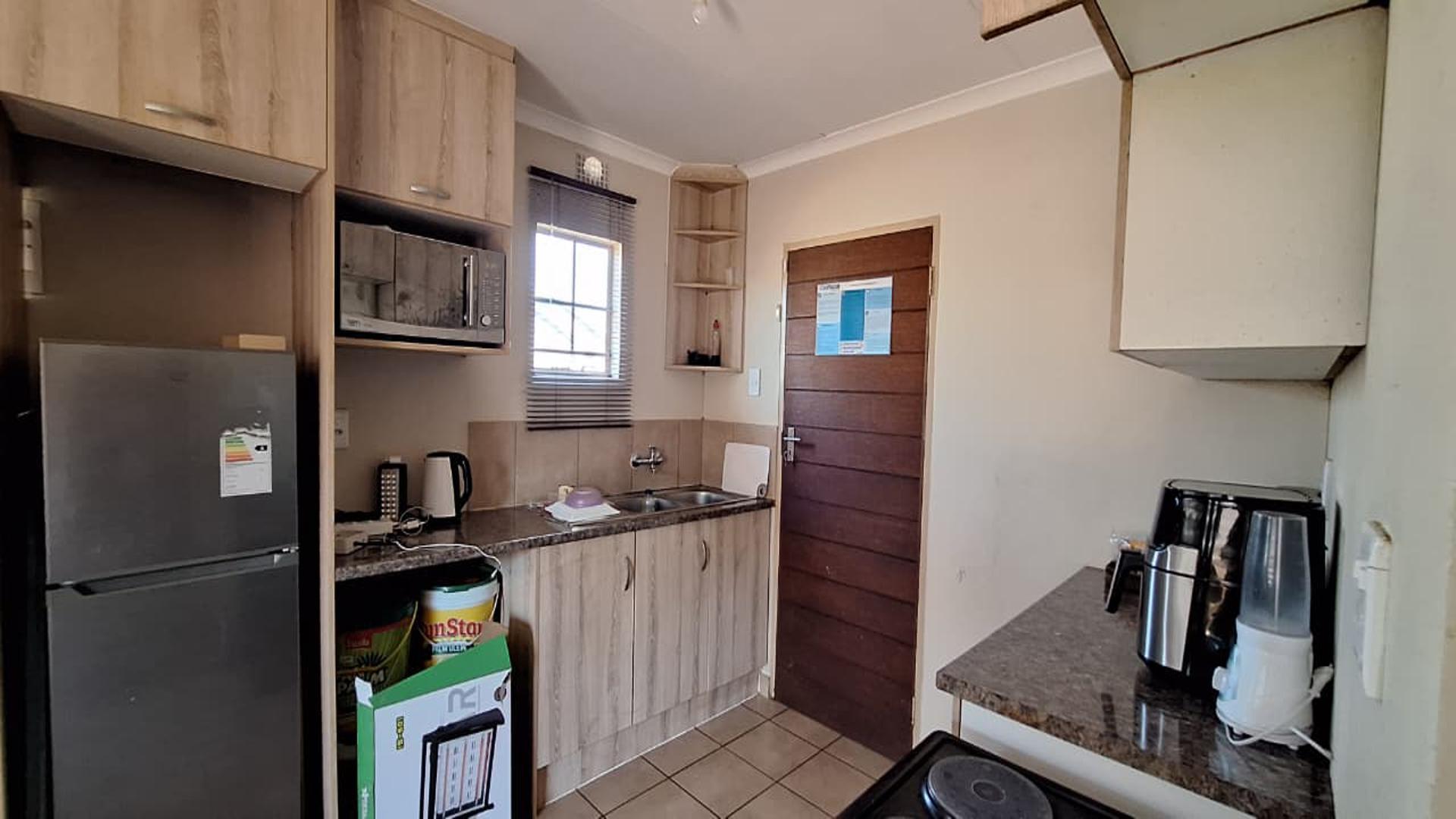 Kitchen - 6 square meters of property in Palm Ridge