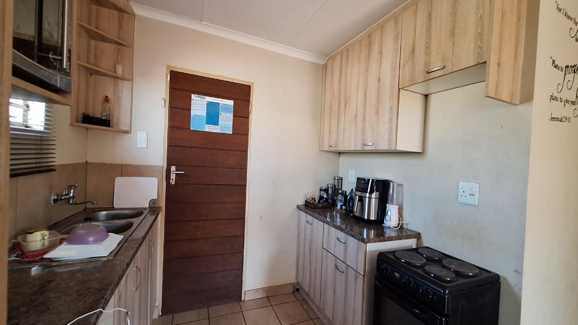 Kitchen - 6 square meters of property in Palm Ridge