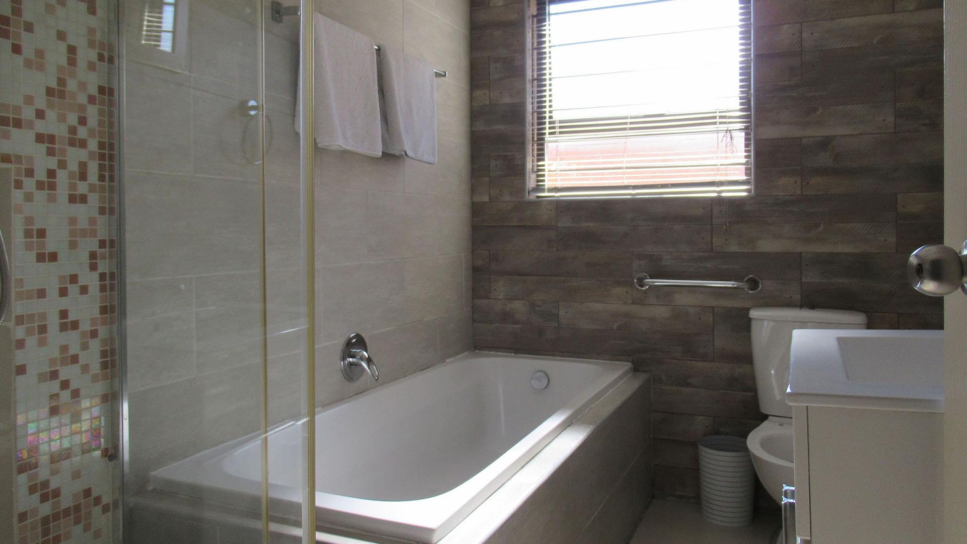 Bathroom 1 - 6 square meters of property in South Crest