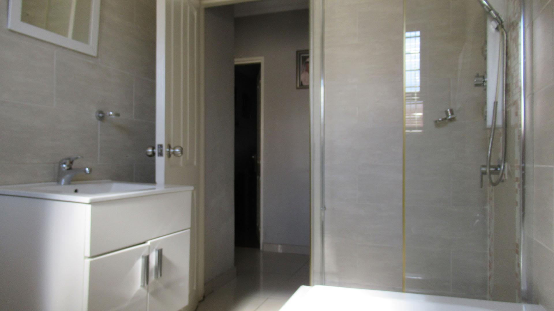Bathroom 1 - 6 square meters of property in South Crest
