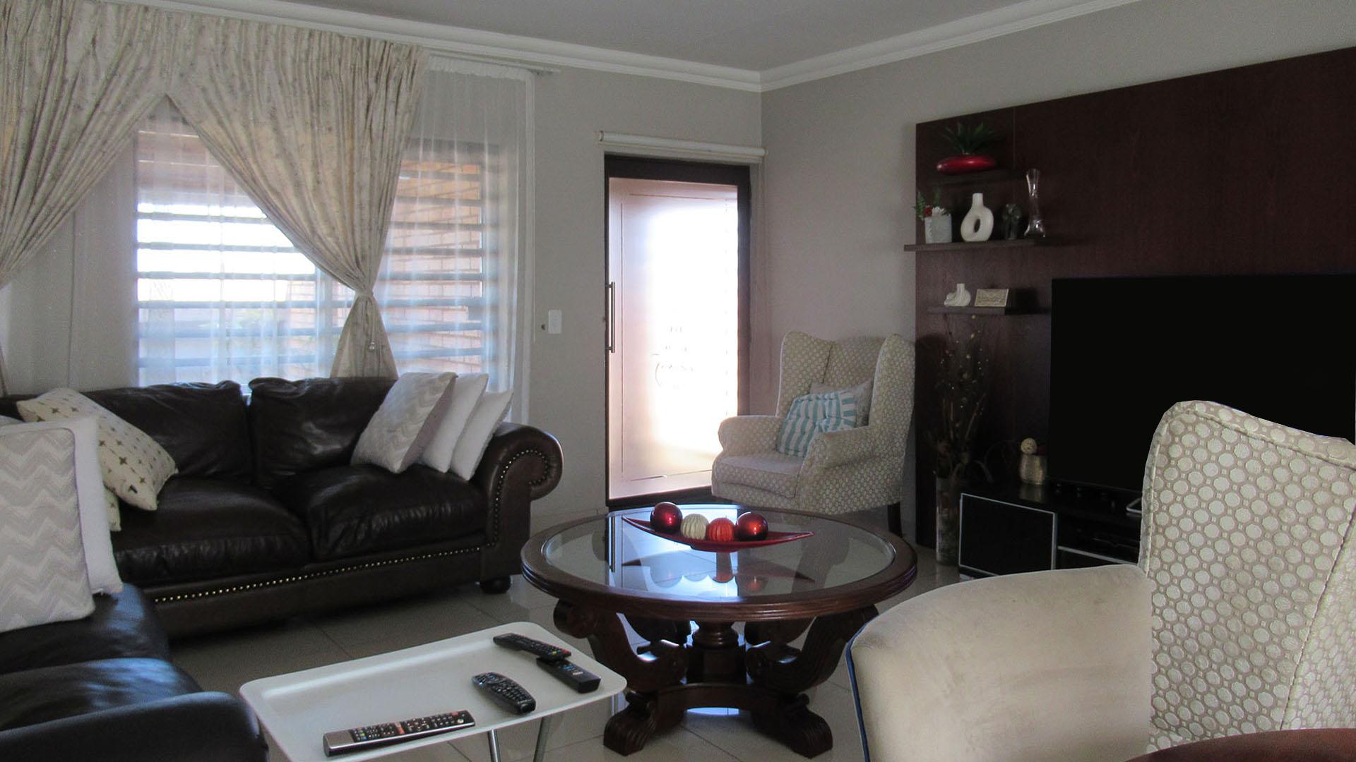 Lounges - 23 square meters of property in South Crest