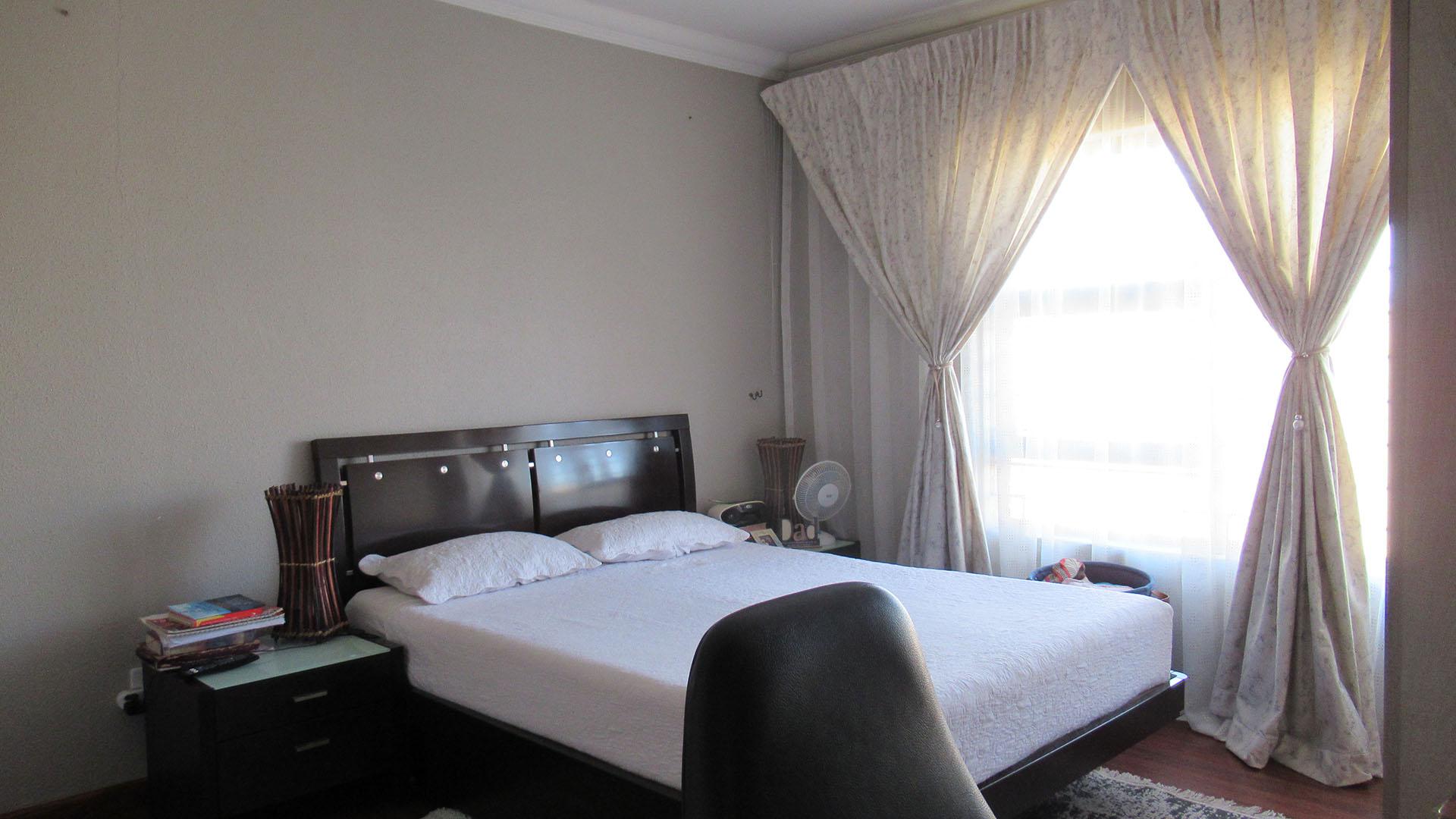 Main Bedroom - 13 square meters of property in South Crest