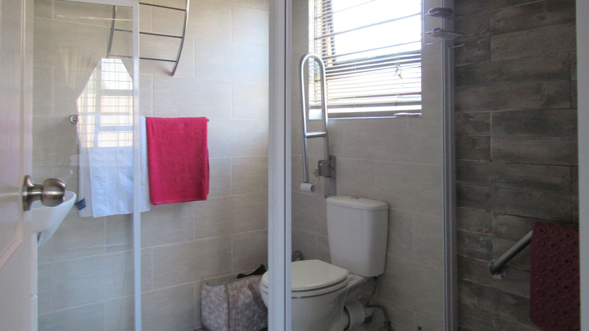 Main Bathroom - 5 square meters of property in South Crest