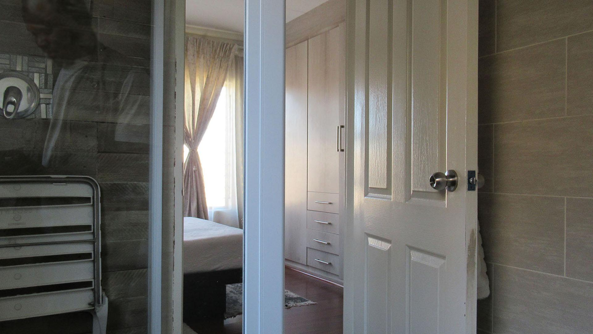 Main Bathroom - 5 square meters of property in South Crest