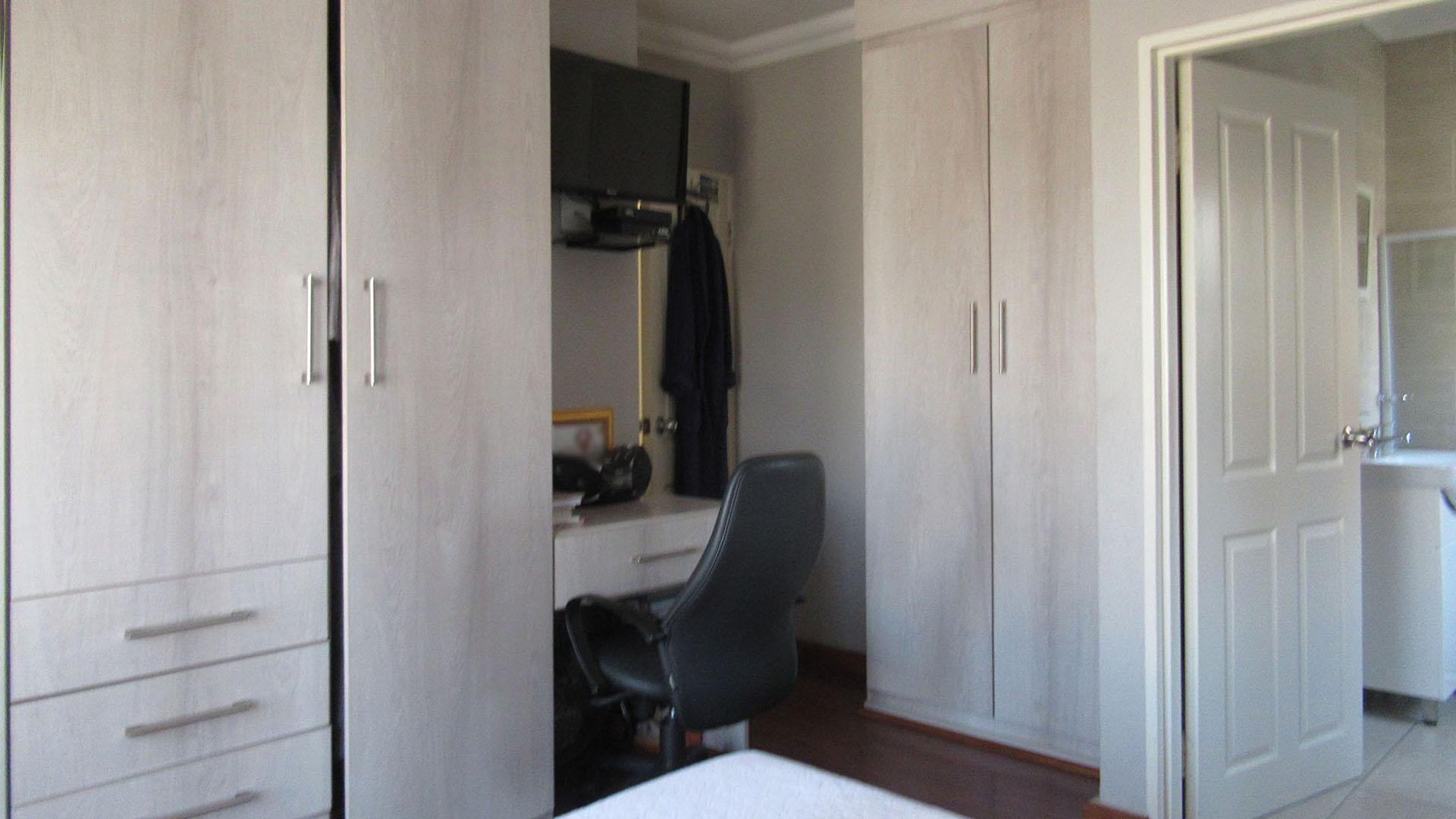 Main Bedroom - 13 square meters of property in South Crest