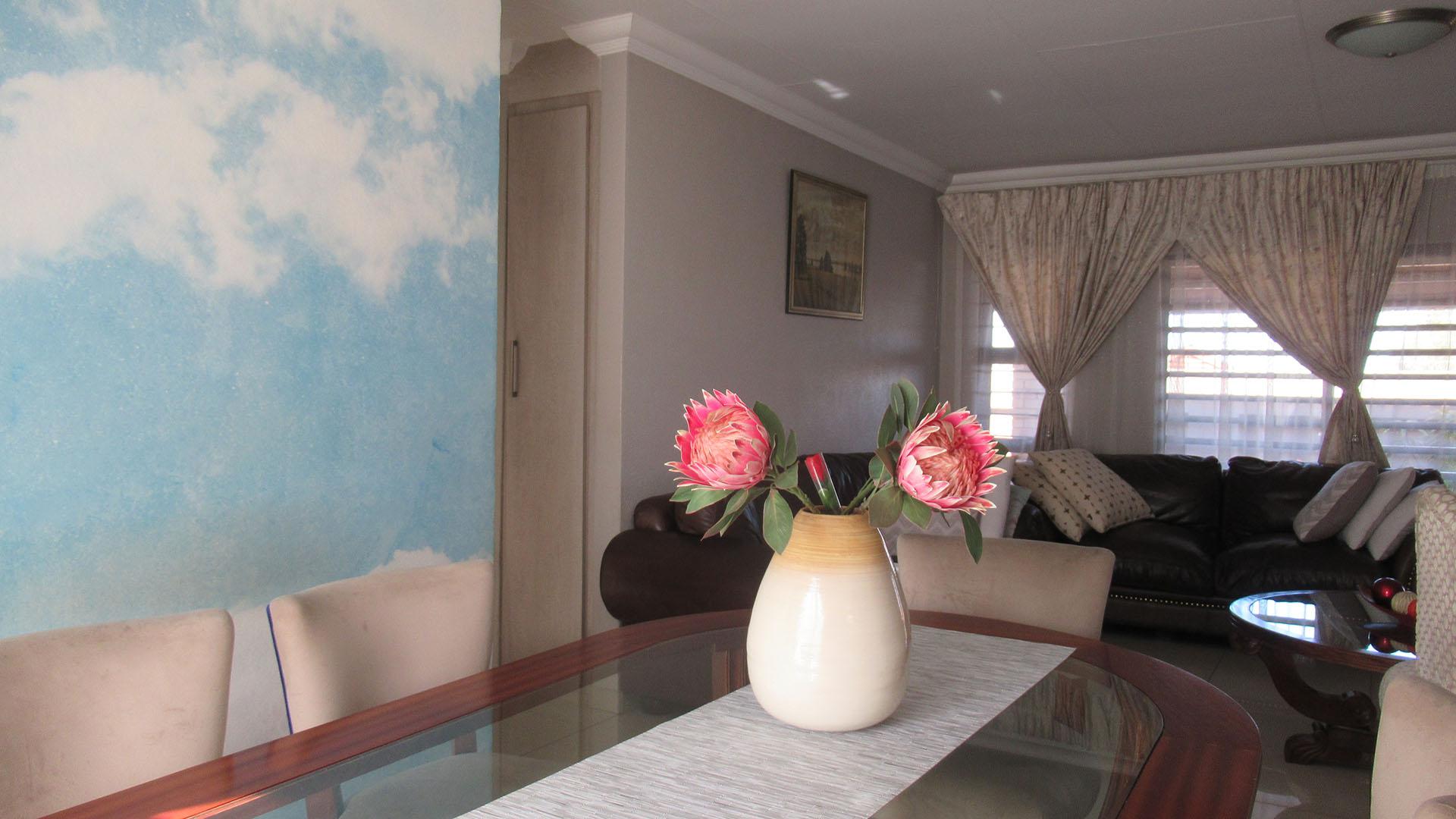 Dining Room - 8 square meters of property in South Crest