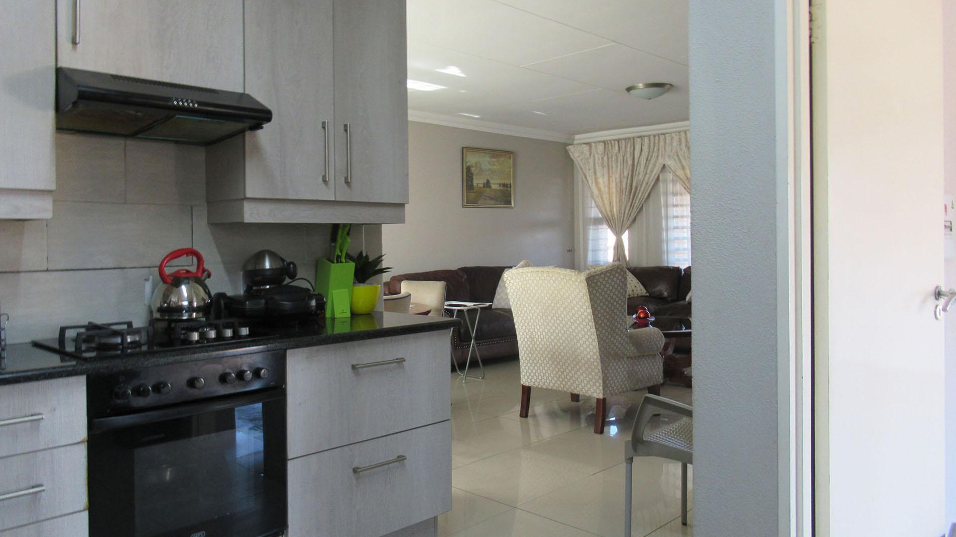 Kitchen - 13 square meters of property in South Crest