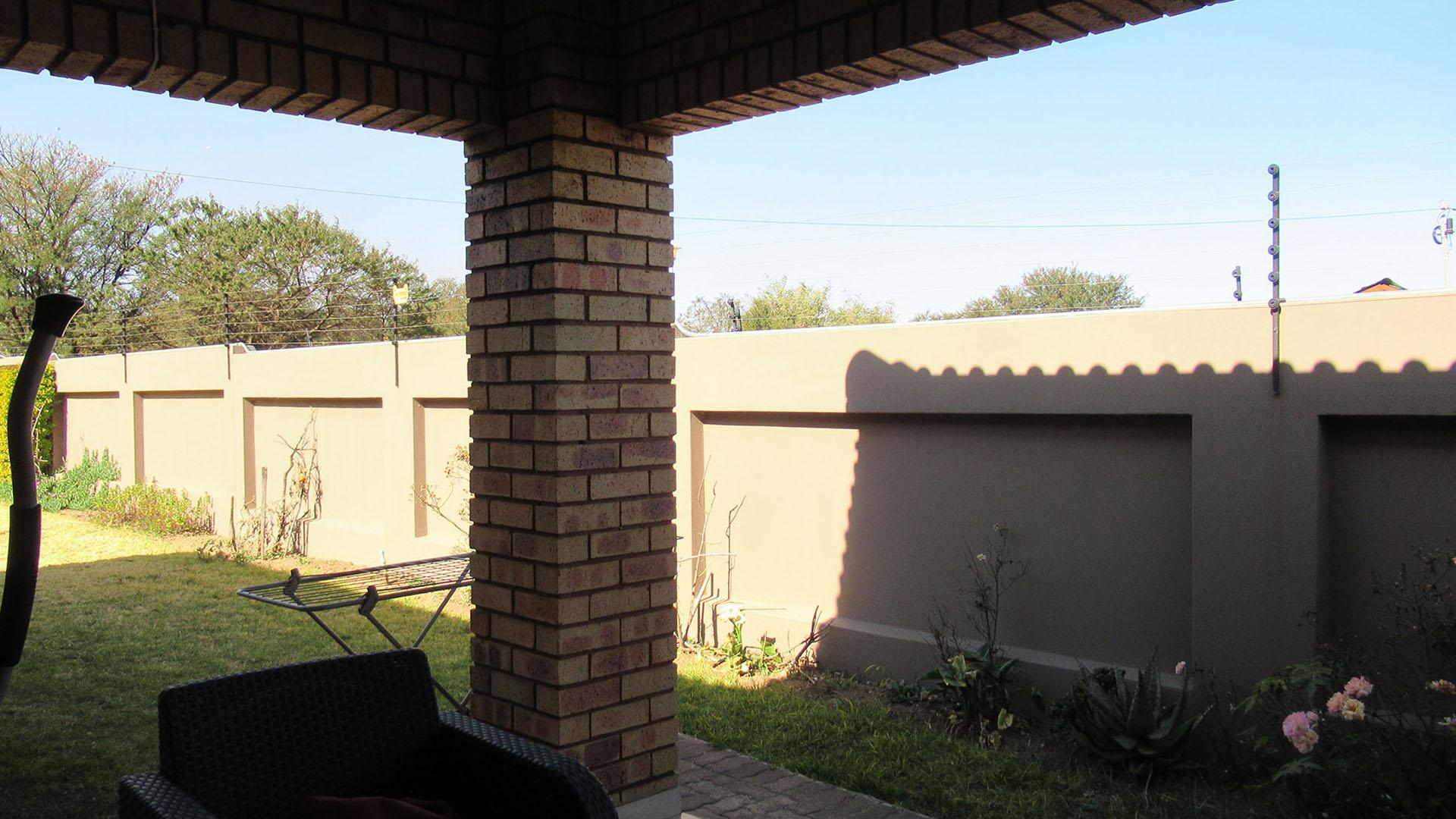 Patio - 14 square meters of property in South Crest
