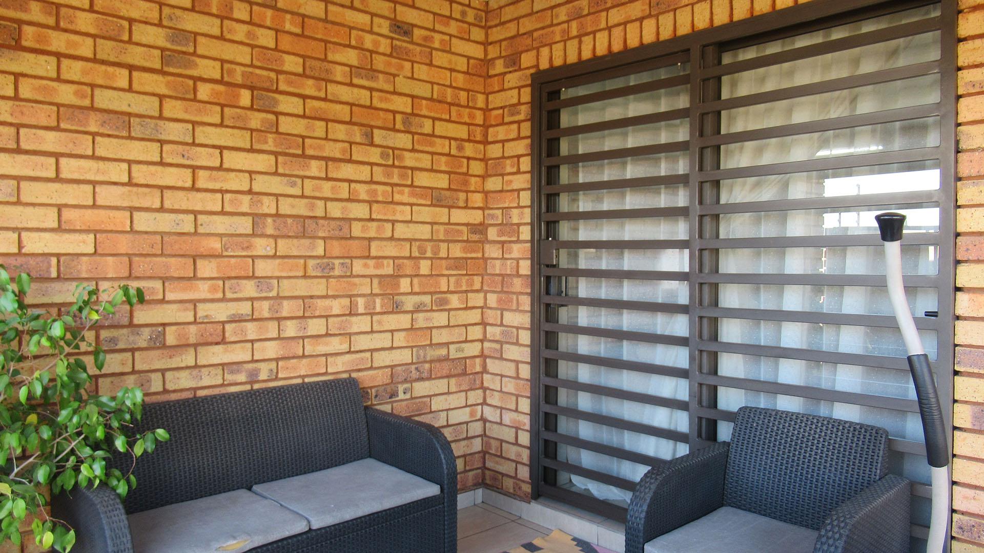 Patio - 14 square meters of property in South Crest
