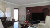 Lounges - 23 square meters of property in South Crest