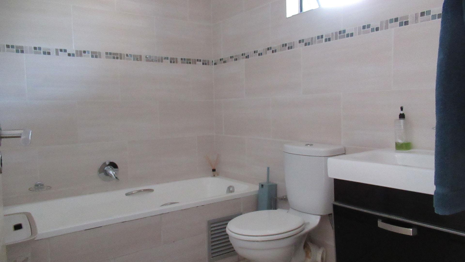 Bathroom 1 - 5 square meters of property in Jackal Creek Golf Estate
