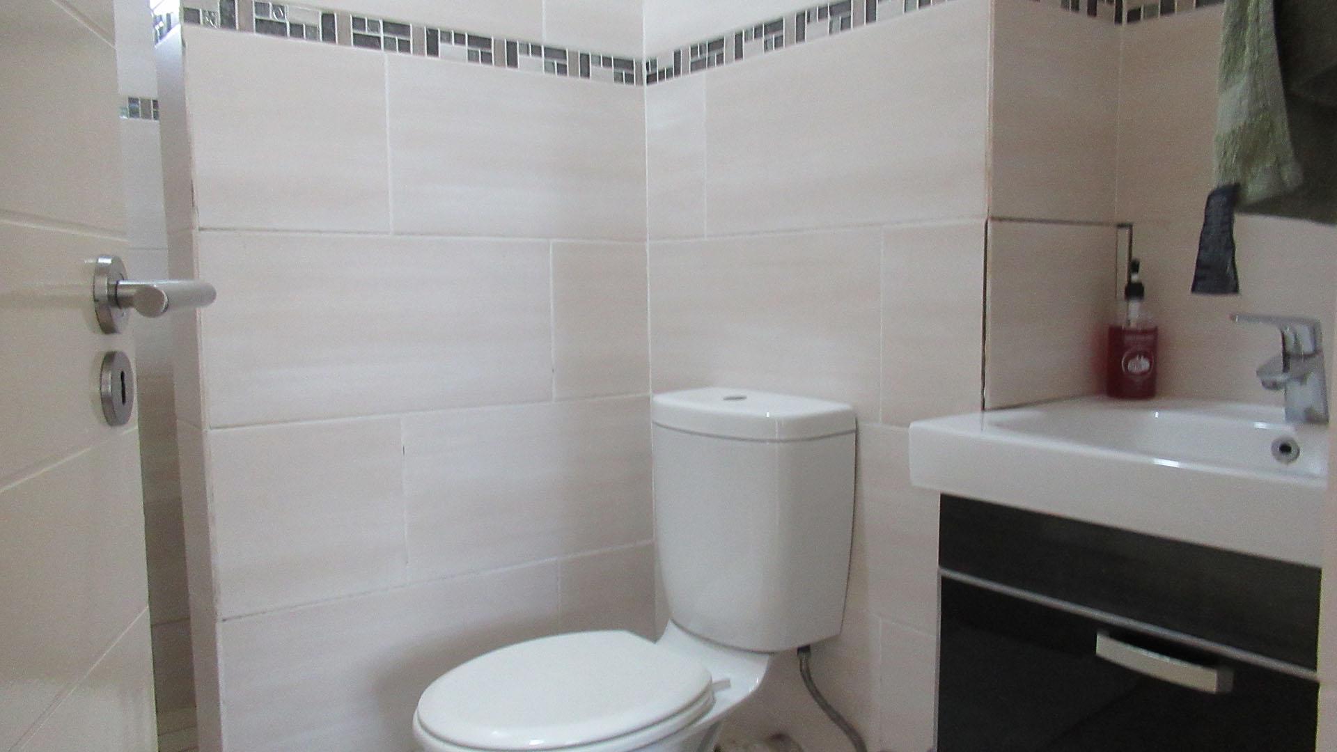 Main Bathroom - 4 square meters of property in Jackal Creek Golf Estate