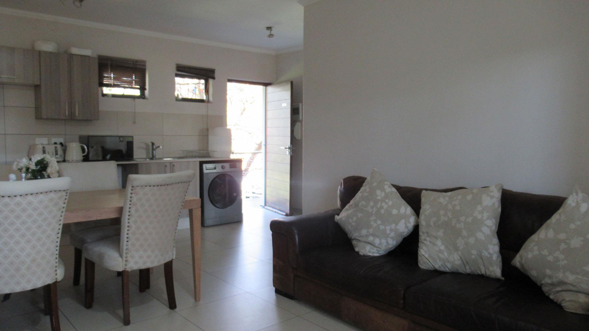 Lounges - 15 square meters of property in Jackal Creek Golf Estate