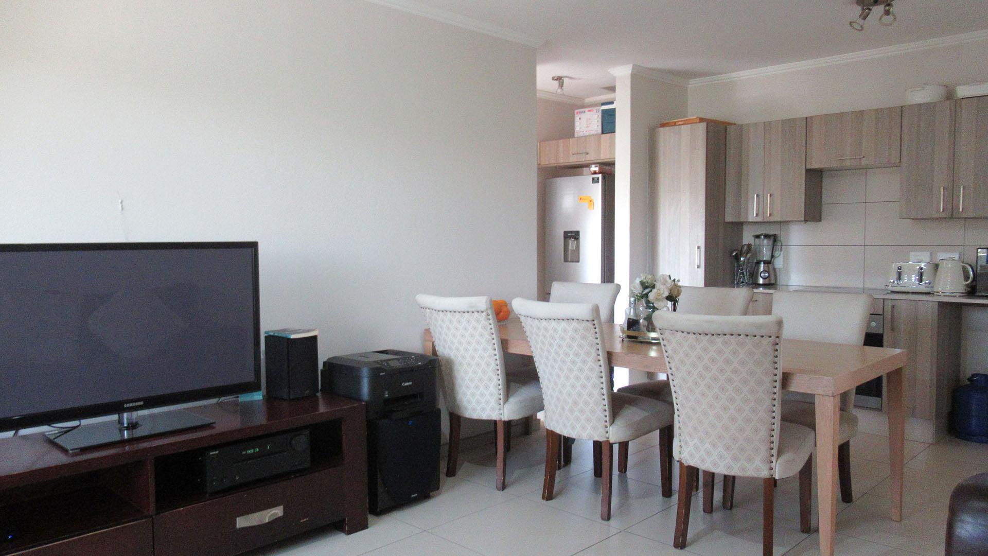 Lounges - 15 square meters of property in Jackal Creek Golf Estate