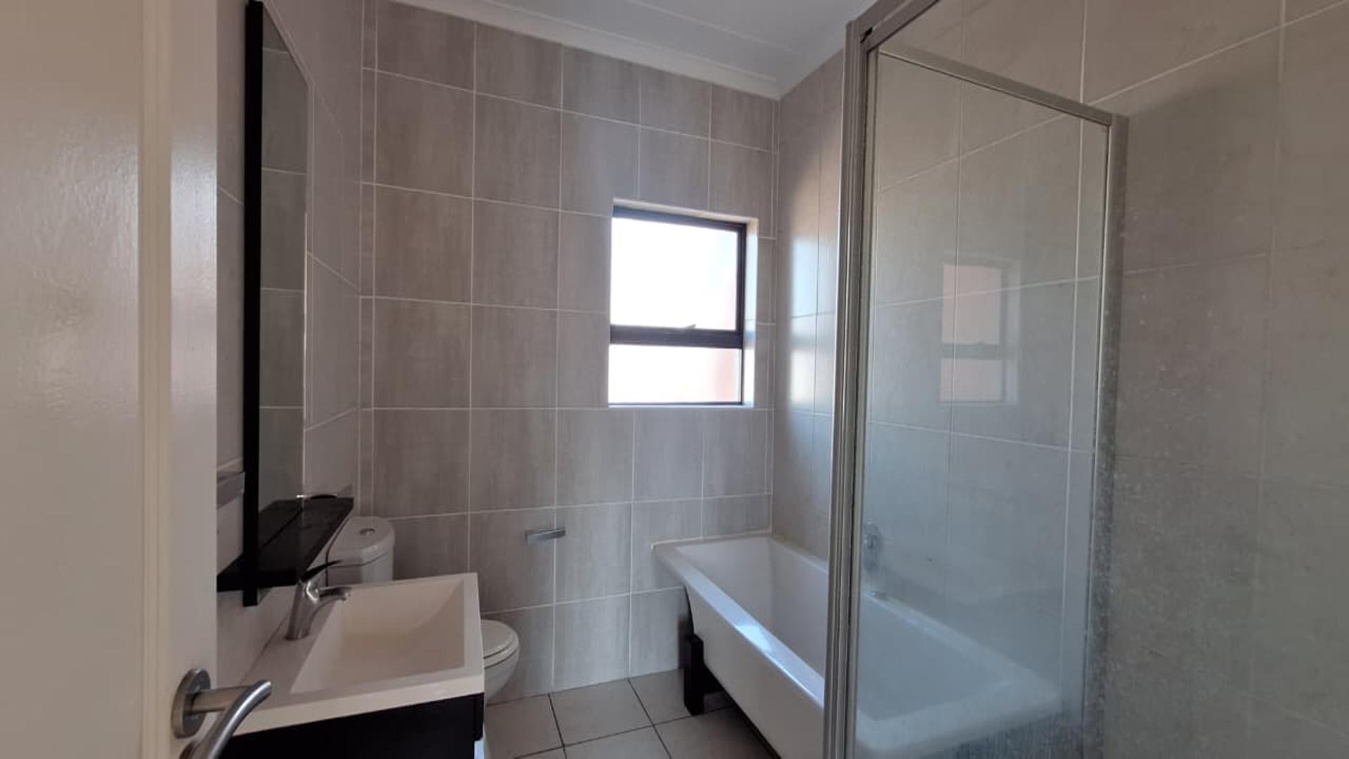 Bathroom 1 - 6 square meters of property in Oakdene