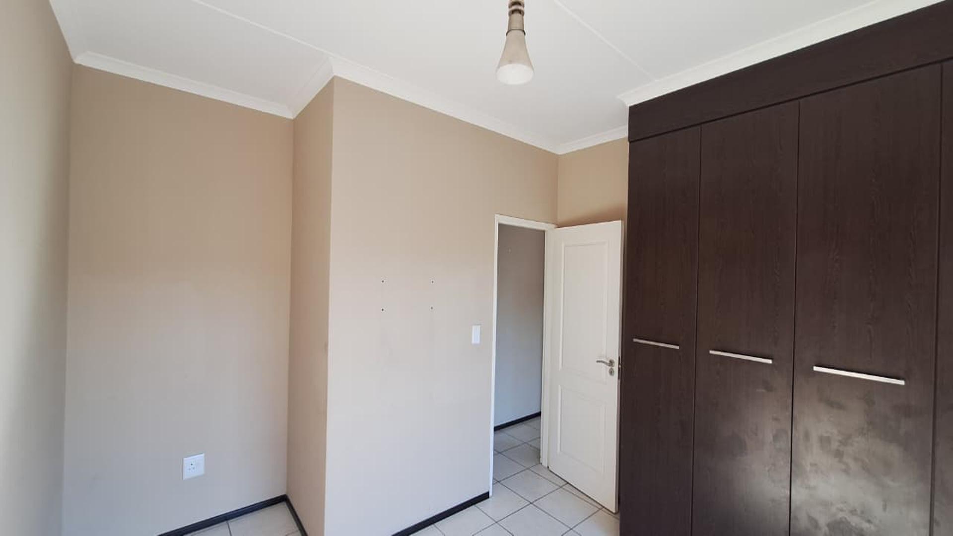 Bed Room 1 - 17 square meters of property in Oakdene