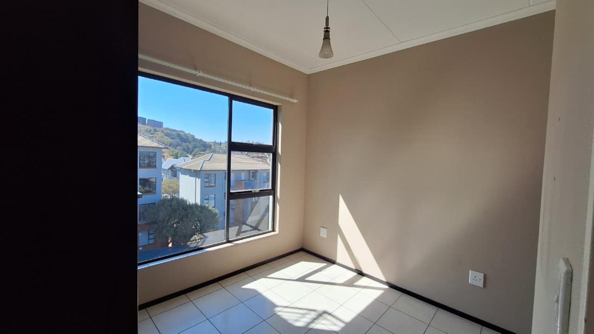 Bed Room 1 - 17 square meters of property in Oakdene