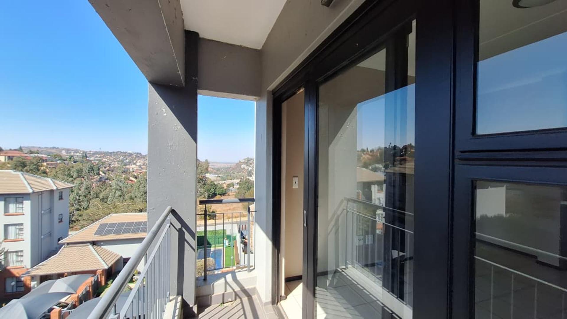 Balcony - 3 square meters of property in Oakdene