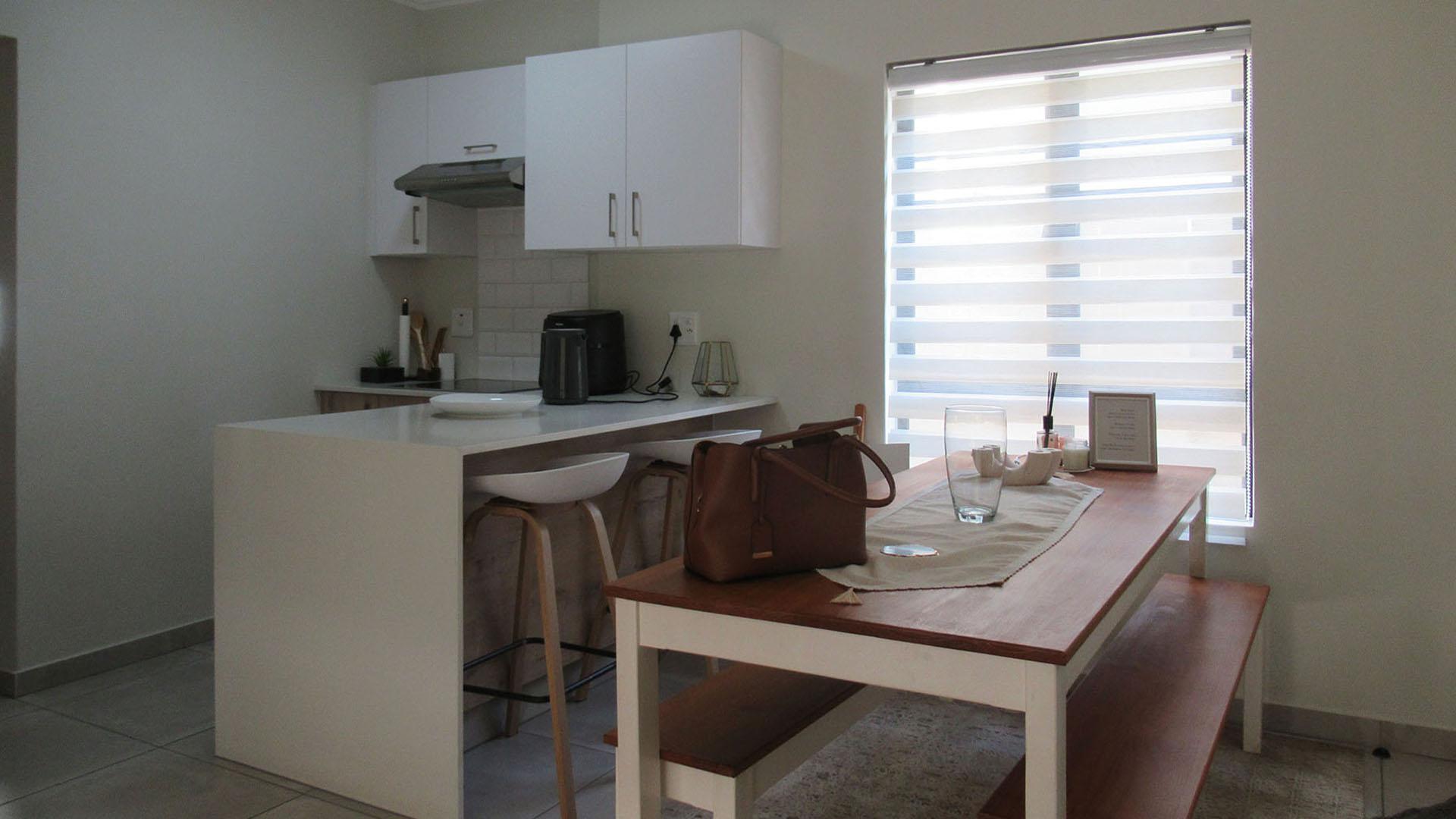 Dining Room - 14 square meters of property in Maroeladal