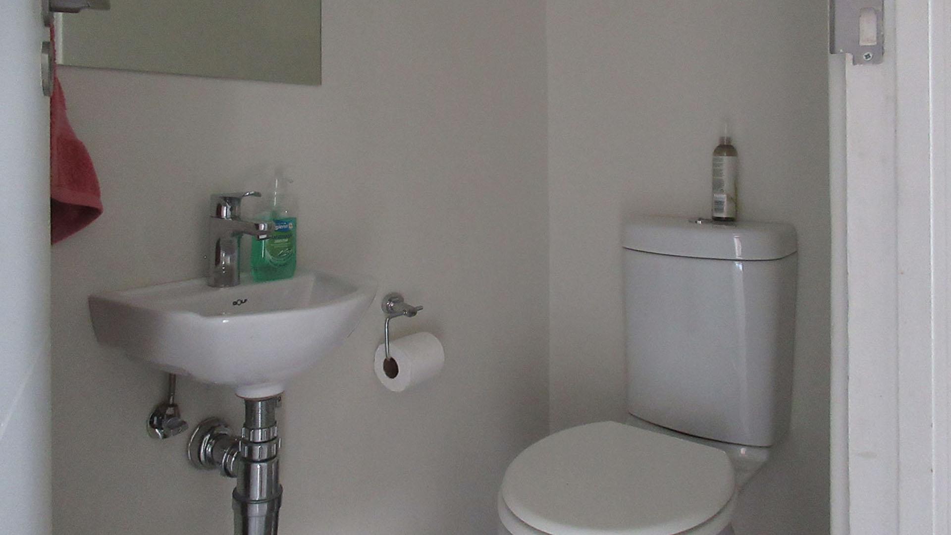 Guest Toilet - 3 square meters of property in Maroeladal