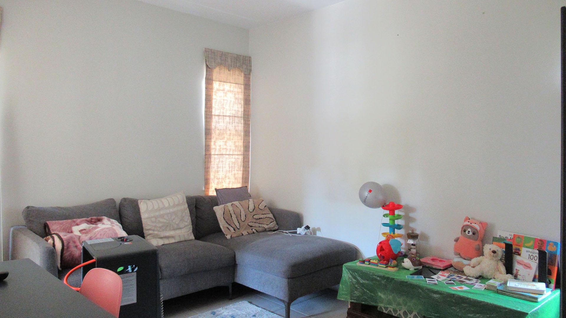 Lounges - 12 square meters of property in Maroeladal
