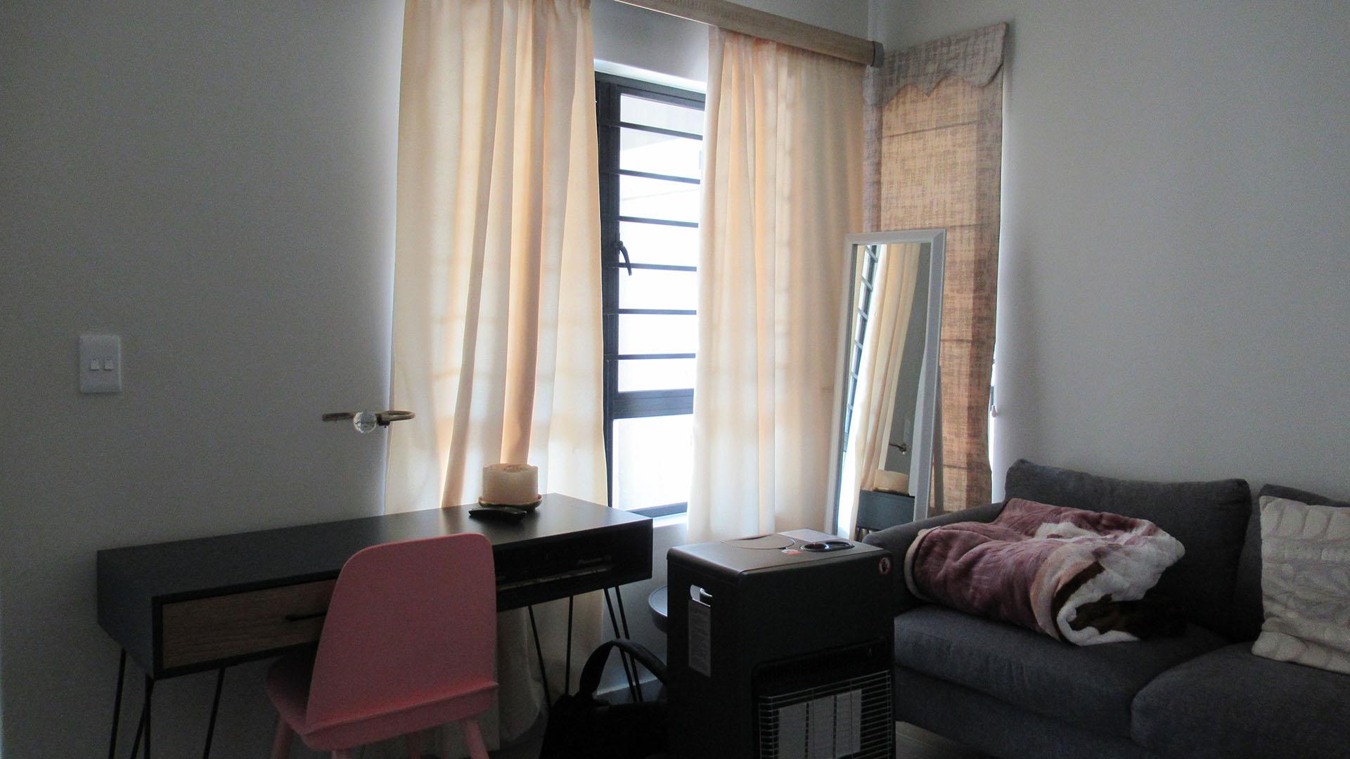 Lounges - 12 square meters of property in Maroeladal