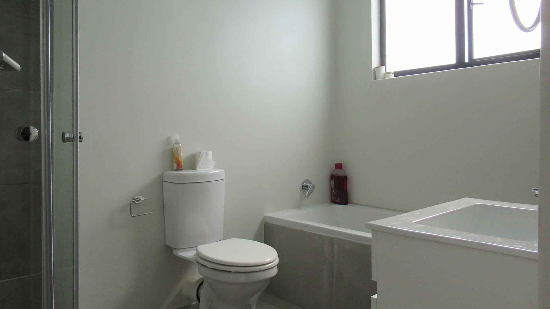 Main Bathroom - 8 square meters of property in Maroeladal
