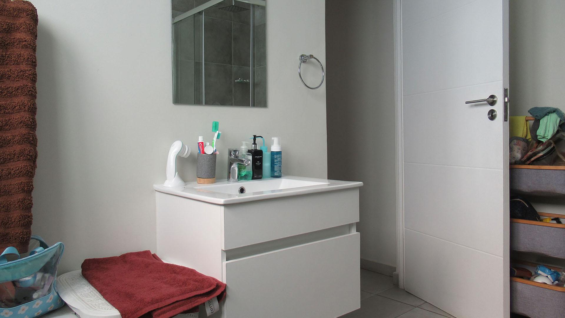 Main Bathroom - 8 square meters of property in Maroeladal