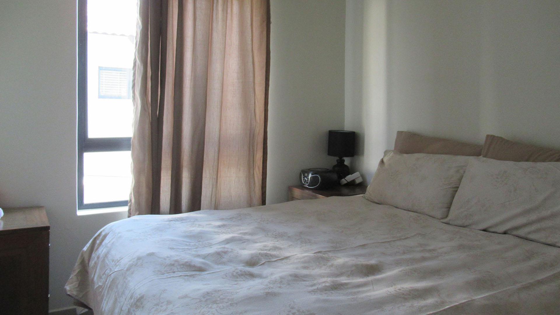 Bed Room 1 - 11 square meters of property in Maroeladal