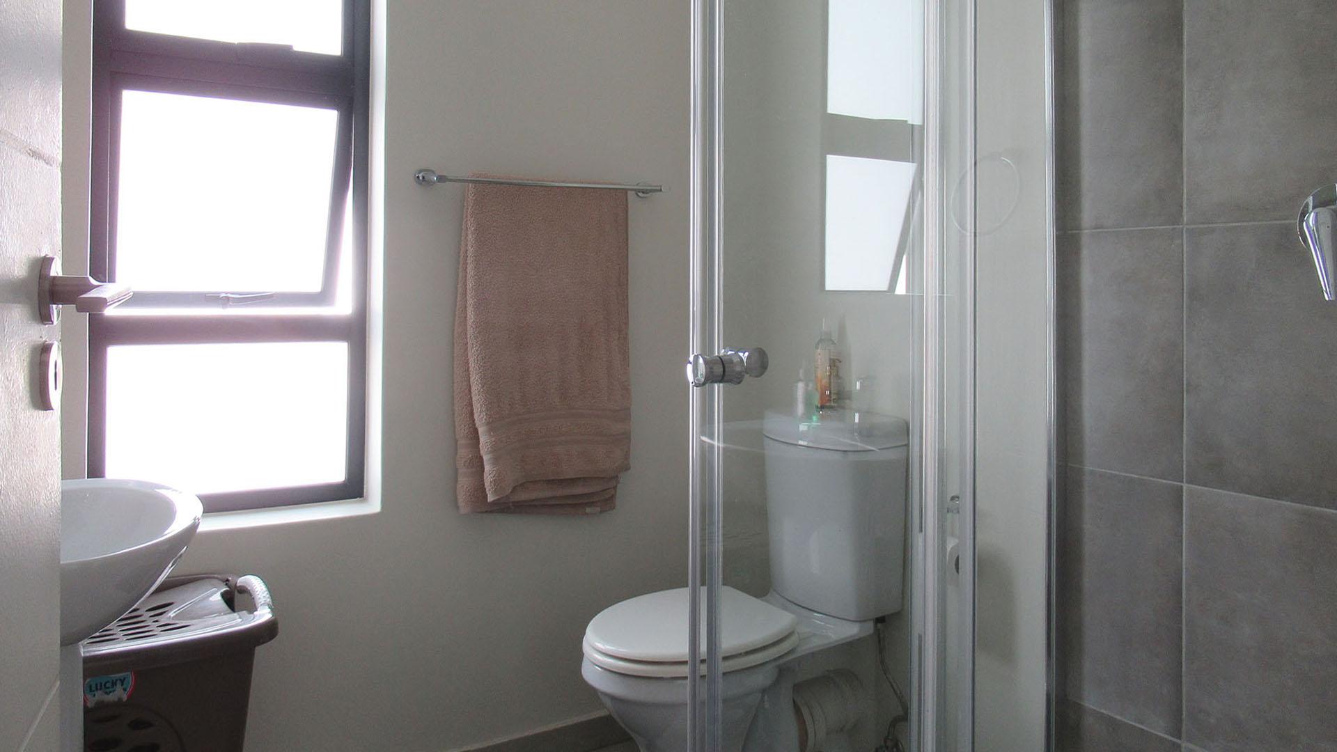 Bathroom 1 - 4 square meters of property in Maroeladal