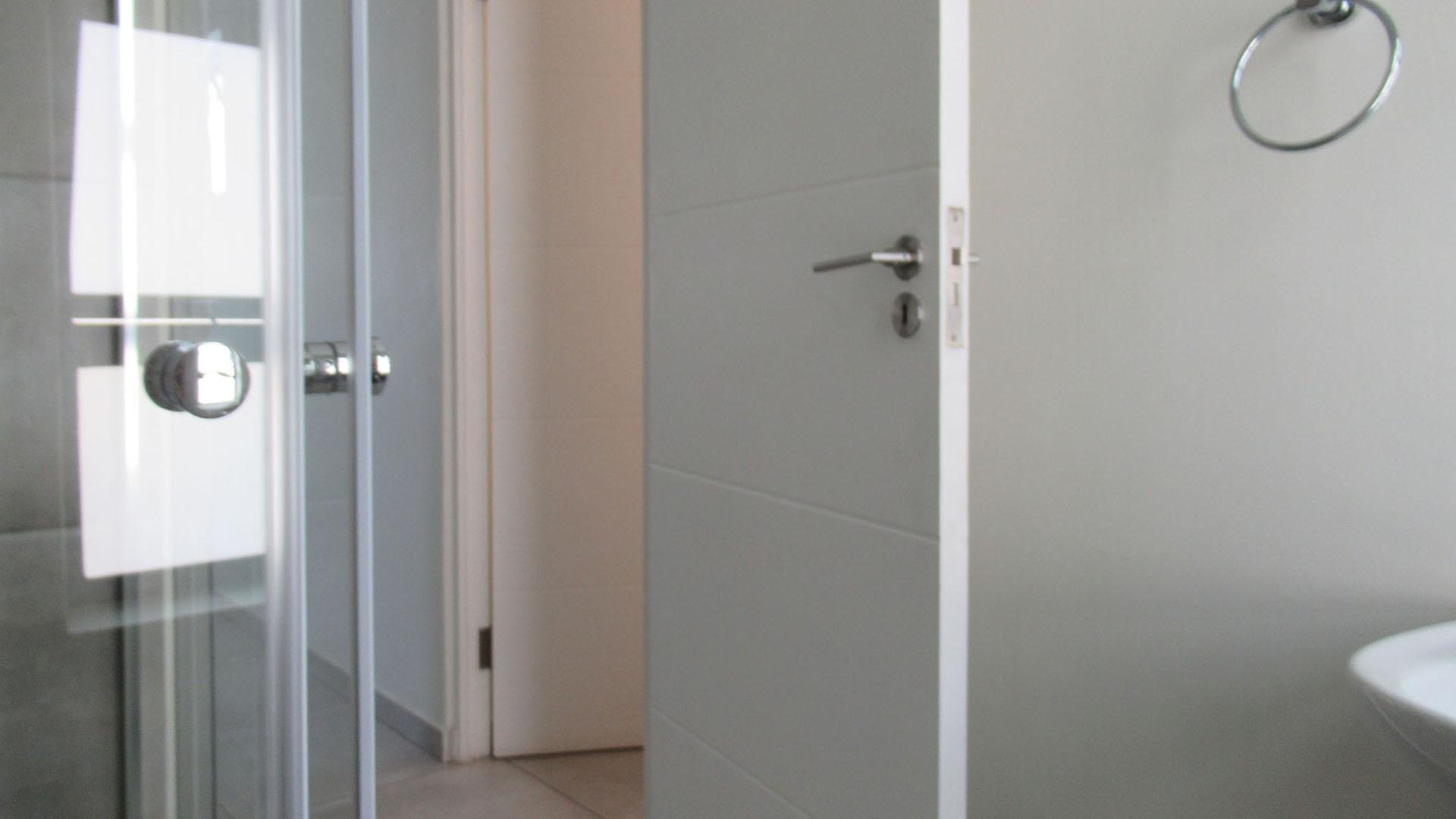 Bathroom 1 - 4 square meters of property in Maroeladal