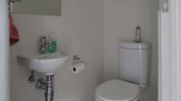 Guest Toilet - 3 square meters of property in Maroeladal