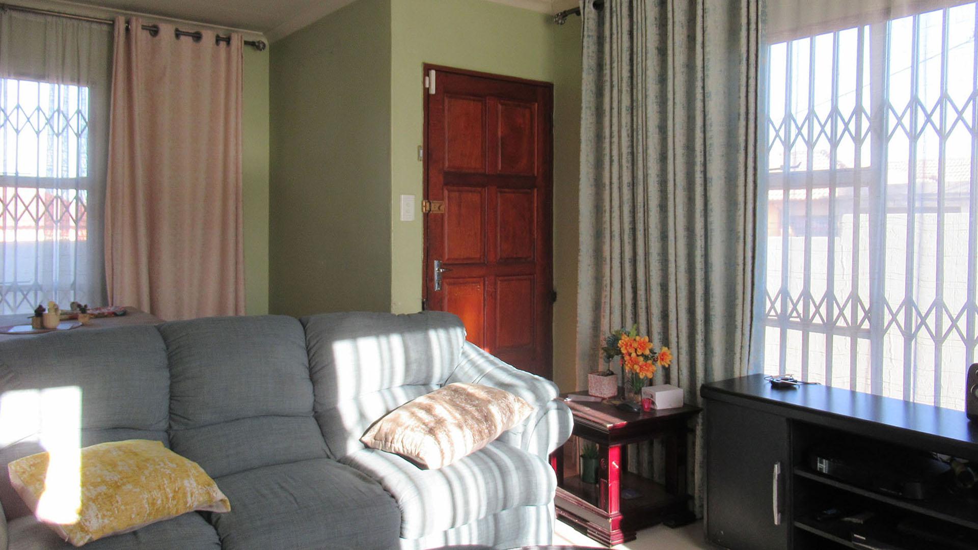 Lounges - 15 square meters of property in Riverlea - JHB