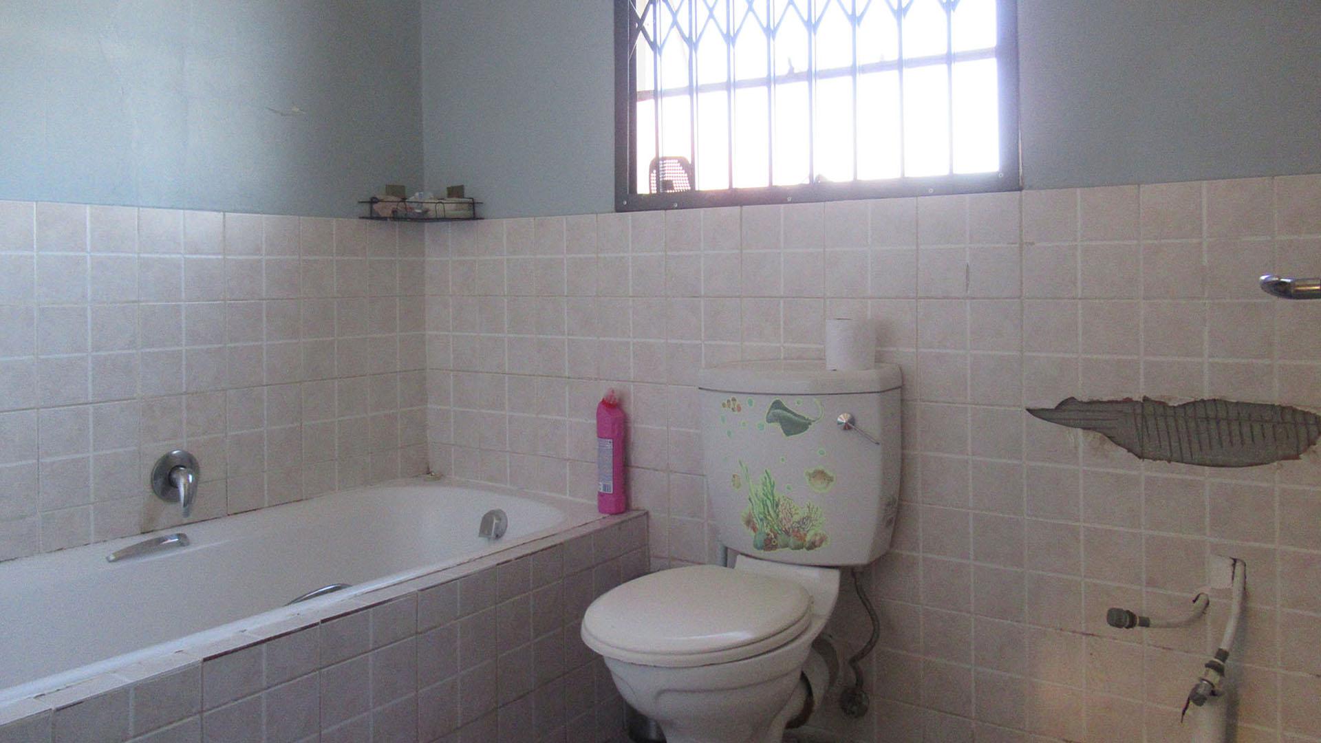 Main Bathroom - 4 square meters of property in Riverlea - JHB