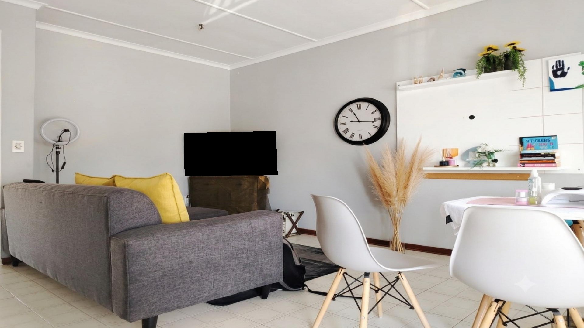 Lounges of property in Kew