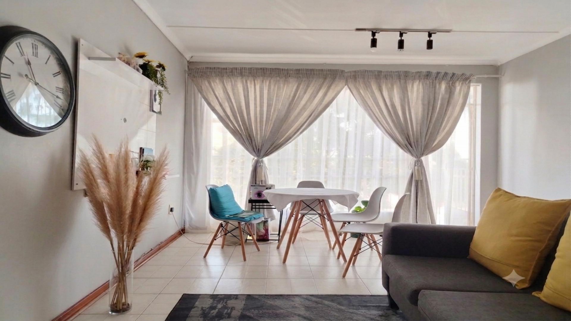 Lounges of property in Kew