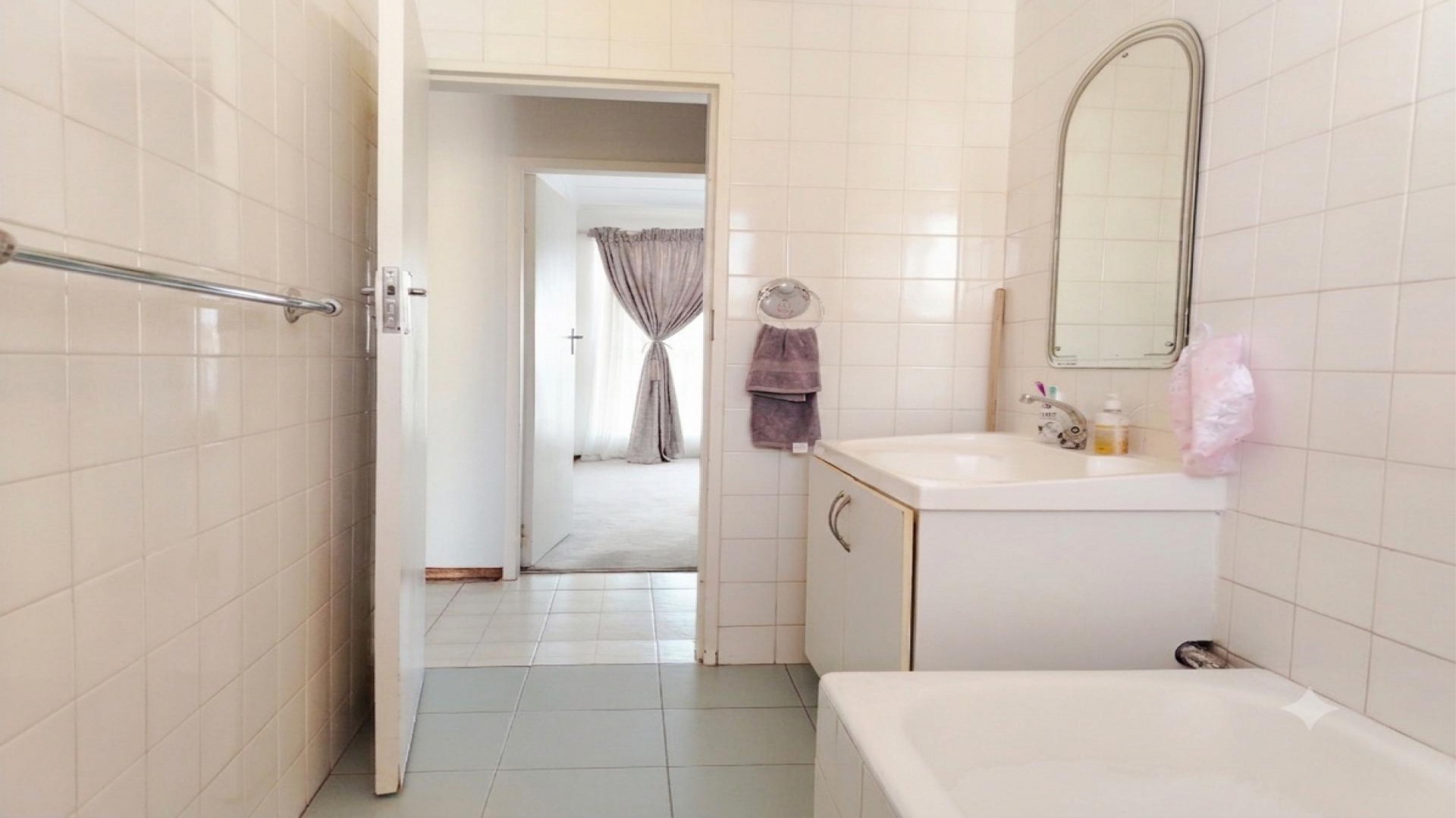 Bathroom 1 of property in Kew