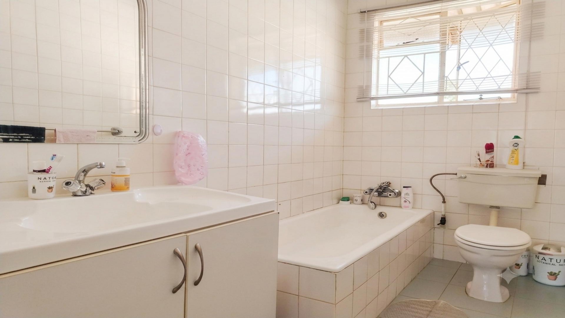 Bathroom 1 of property in Kew