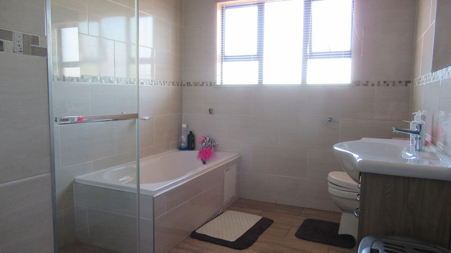 Bathroom 1 - 9 square meters of property in Eldorado Estate