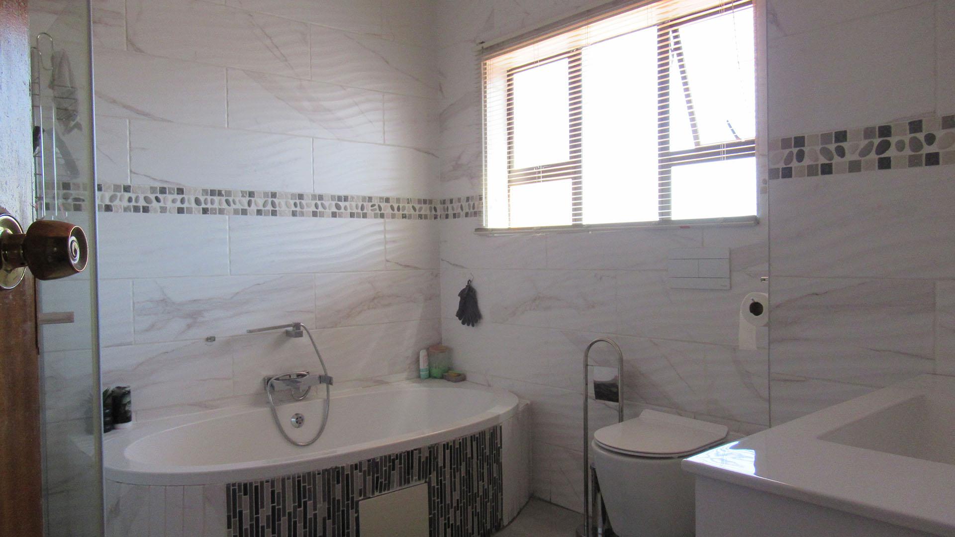Main Bathroom - 9 square meters of property in Eldorado Estate